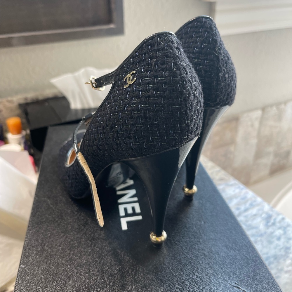 Chanel Tweed Heels. Navy blue.  Classy - Picture 6 of 10